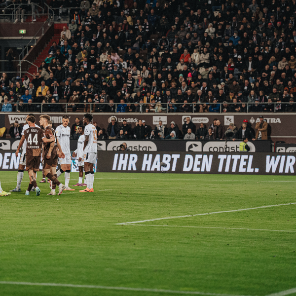 Schwarz. Laut. Echt.mmer mittendrin statt nur dabei.